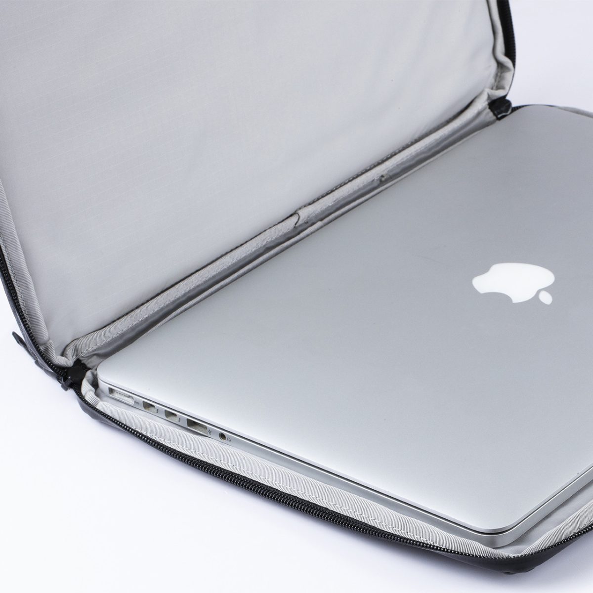 Rugged, durable, stylish laptop case and cover. Works great for MacBook, HP, Lenovo, Dell and other comparable computers up to 16 inches. Weather proof with storage pouches. Great for travel, business, personal use and for students.