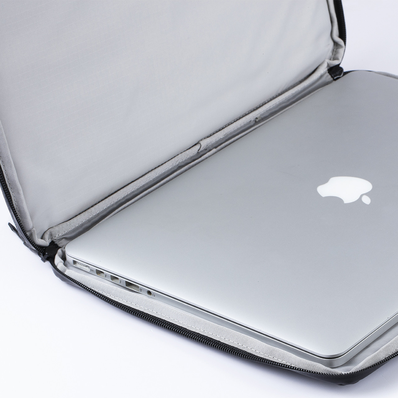 Rugged, durable, stylish laptop case and cover. Works great for MacBook, HP, Lenovo, Dell and other comparable computers up to 16 inches. Weather proof with storage pouches. Great for travel, business, personal use and for students.
