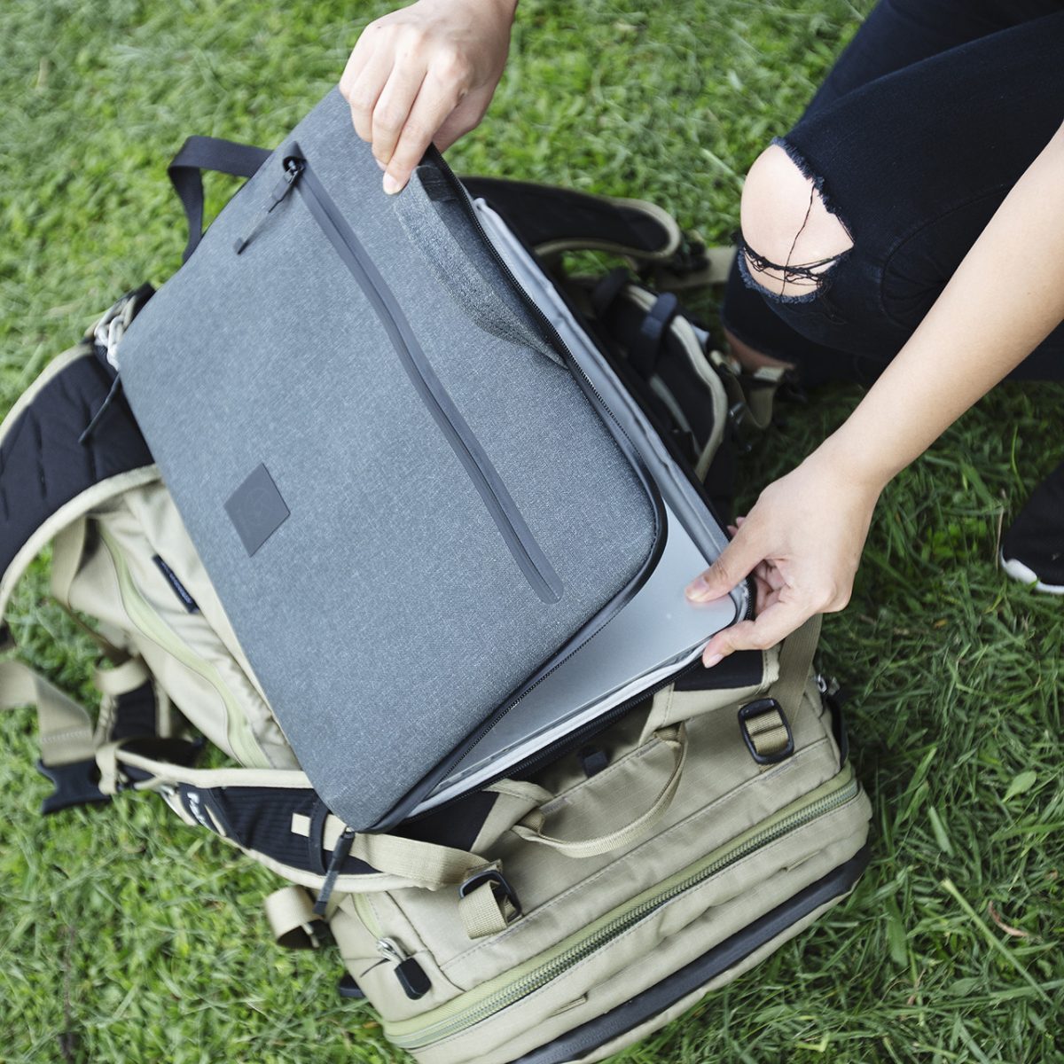 Rugged, durable, stylish laptop case and cover. Works great for MacBook, HP, Lenovo, Dell and other comparable computers up to 16 inches. Weather proof with storage pouches. Great for travel, business, personal use and for students.