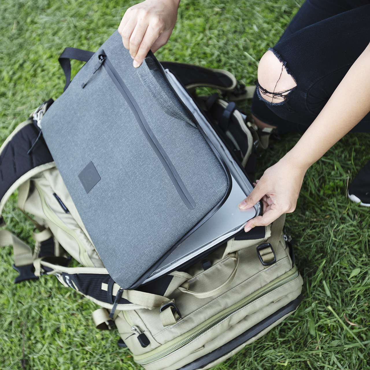Rugged, durable, stylish laptop case and cover. Works great for MacBook, HP, Lenovo, Dell and other comparable computers up to 16 inches. Weather proof with storage pouches. Great for travel, business, personal use and for students.